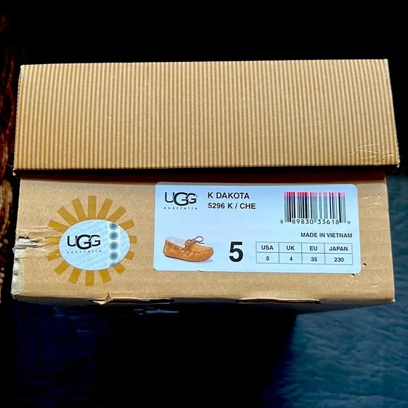 Ugg Women's Dakota Moccasin Size 5
- Chestnut Style Number 5296 - Picture 3 of 13